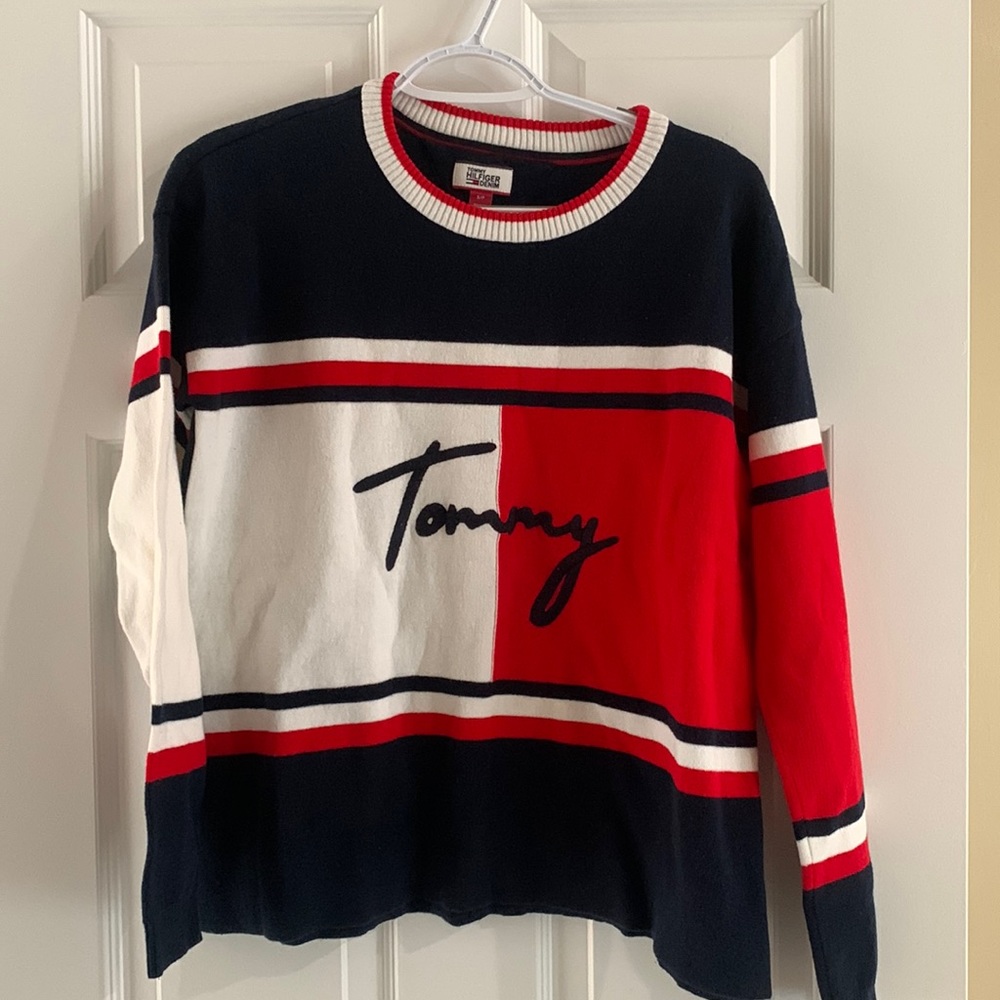 Vintage looking Tommy Hilfiger small sweater.